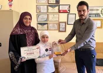 سكوب الاخبارية تمنح درع التفوق لطالبة عراقية حصدت المركز الاول عالميًا في الحساب الذهني