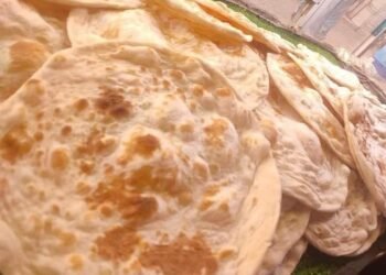 ‏ “گرصة” الخبز .. البحث عن الذهب وسط سحابة من الطحين