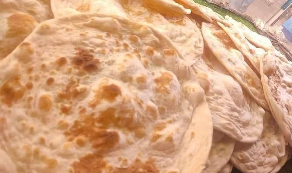  “گرصة” الخبز .. البحث عن الذهب وسط سحابة من الطحين
