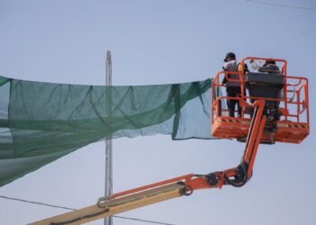 على طريق “المشايّة” … العتبة العباسية تشرع بنشر أكثر من 50 ألف متر مربّع من قماش الساران