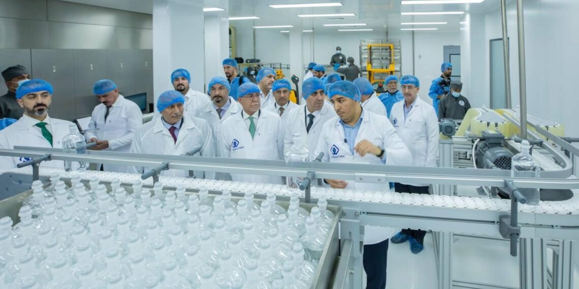 العتبة العباسية تفتتح مصنعًا للمحاليل الوريدية وتتبرع بنصف مليون عبوة لدعم الشعبين الفلسطيني واللبناني