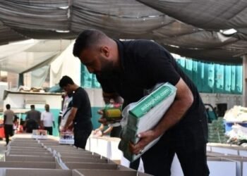 العتبة الحسينية تعلن تجهيز 12 ألف سلة غذائية إلى الشعب اللبناني