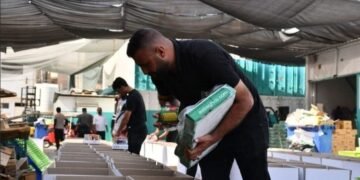 العتبة الحسينية تعلن تجهيز 12 ألف سلة غذائية إلى الشعب اللبناني