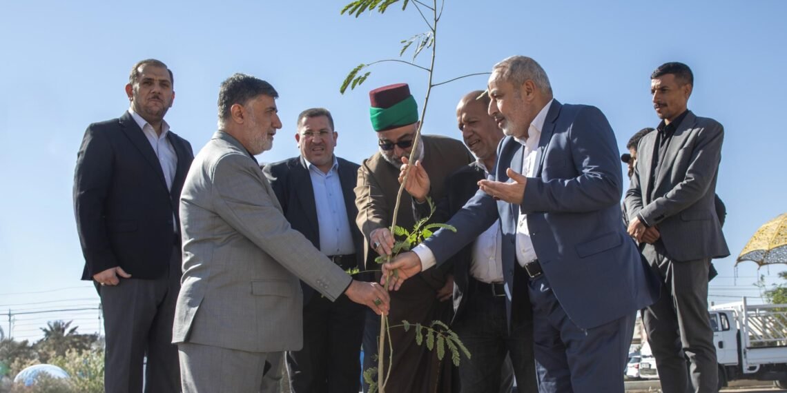 استعدادًا لزيارة الأربعين المقبلة.. العتبة العباسية تطلق حملة لتشجير طريق (يا حسين) بين النجف وكربلاء