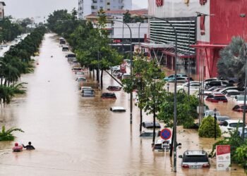 ارتفاع حصيلة فيضانات فيتنام إلى 90 قتيلاً واستمرار البحث عن المفقودين